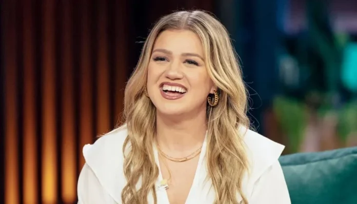 Kelly Clarkson Performs Latest News